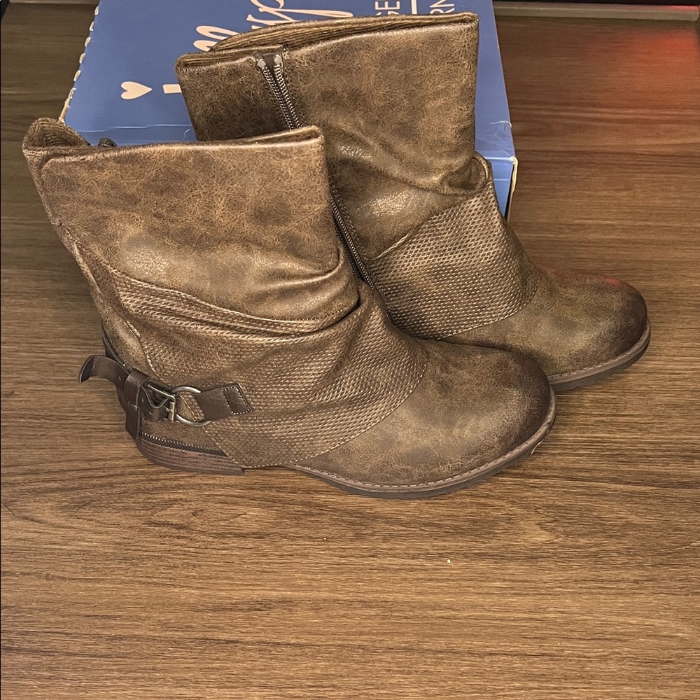 New In Box Jellypop Women's Brown Ankle Boots with Buckle - Picture 4 of 7